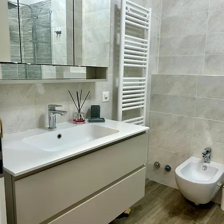 Spacious & Stylish - Partial View 아파트