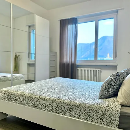 Spacious & Stylish - Partial View 아파트