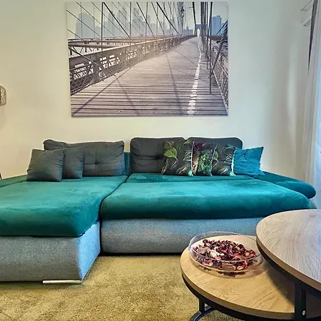 Spacious & Stylish - Partial View 아파트